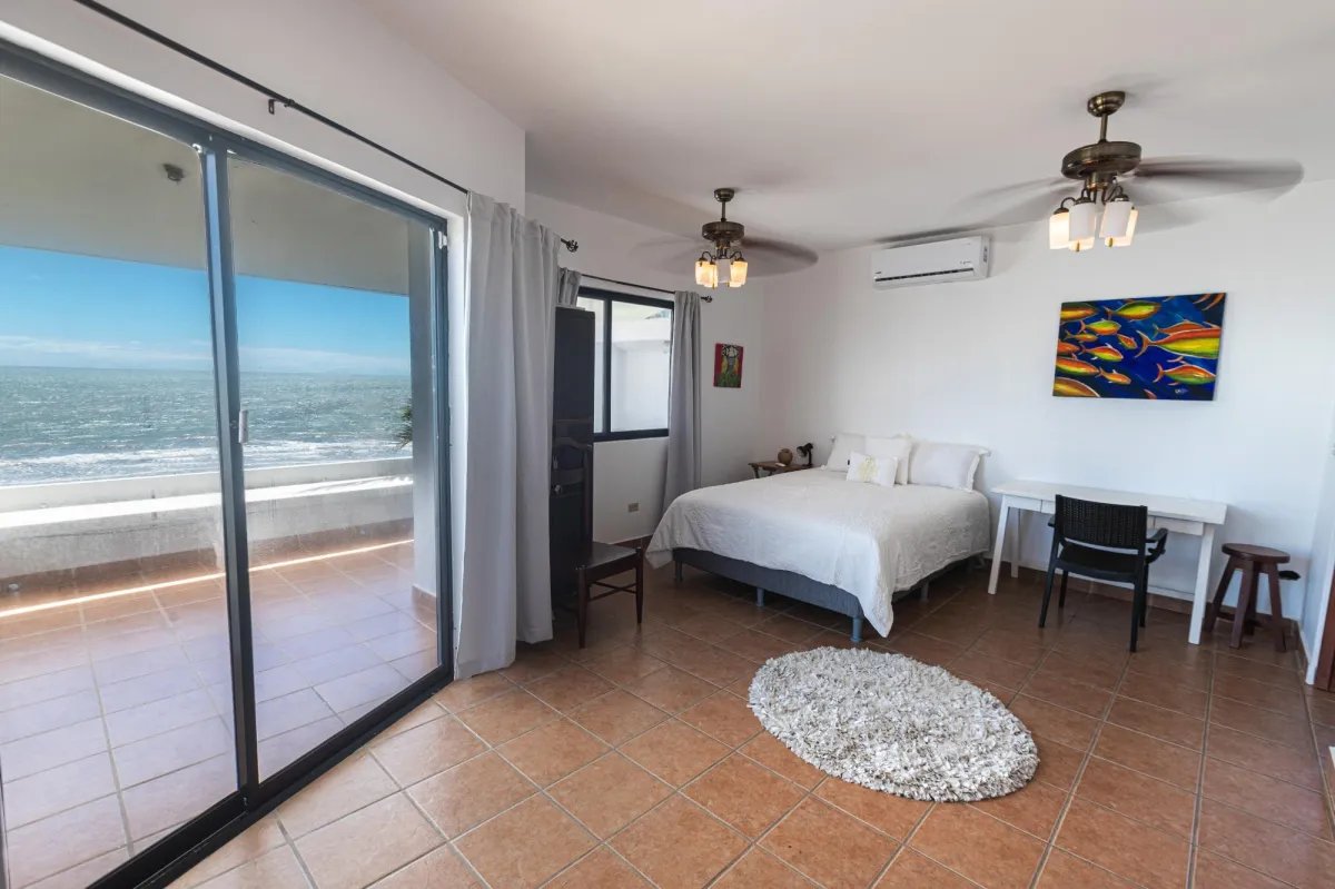 Complex of 3 houses Ocean Front Malibu Beach
