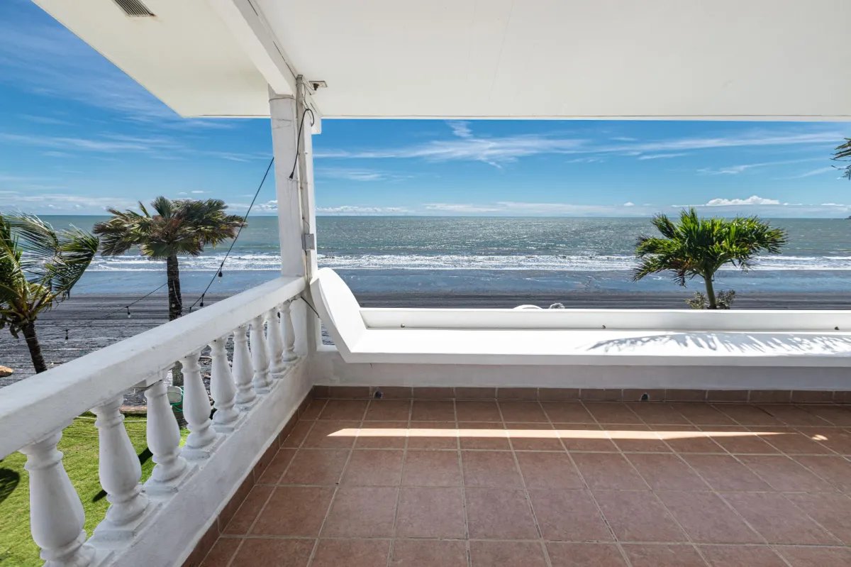 Complex of 3 houses Ocean Front Malibu Beach