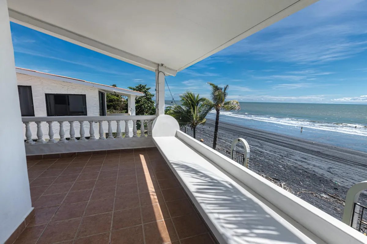 Complex of 3 houses Ocean Front Malibu Beach