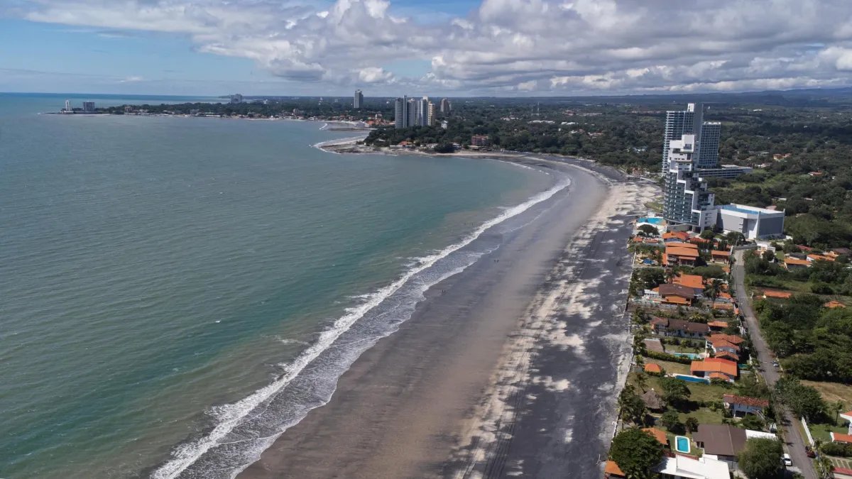 Complex of 3 houses Ocean Front Malibu Beach