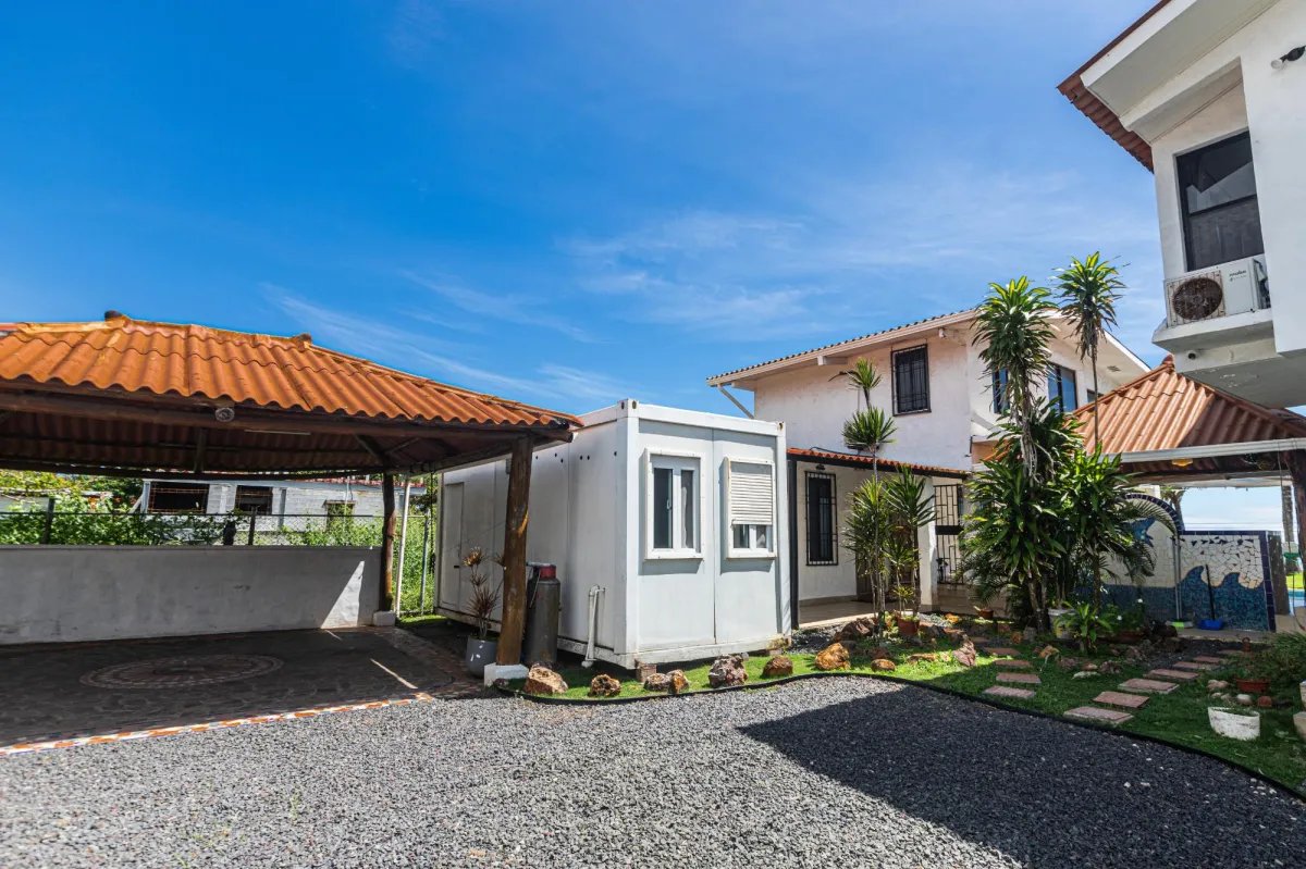 Complex of 3 houses Ocean Front Malibu Beach