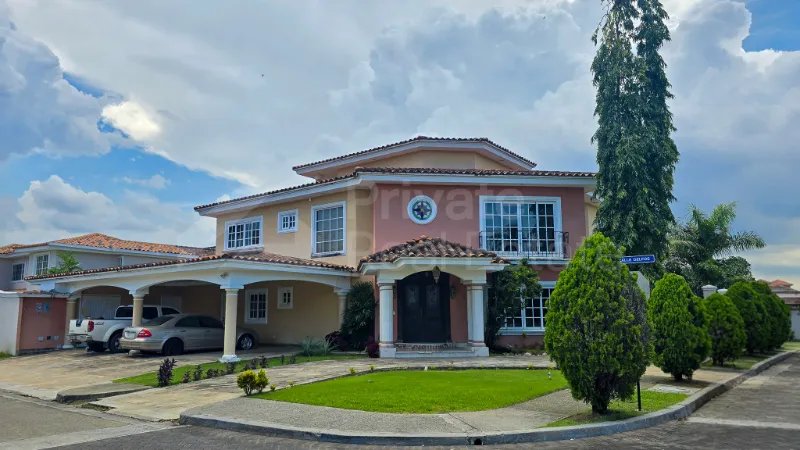 Casa à Venda em Costa Del Este