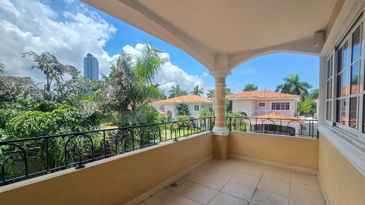 Casa à Venda em Costa Del Este