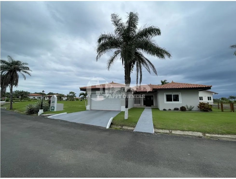 Venta de casa de playa con piscina en Andromeda, Pedasí.
