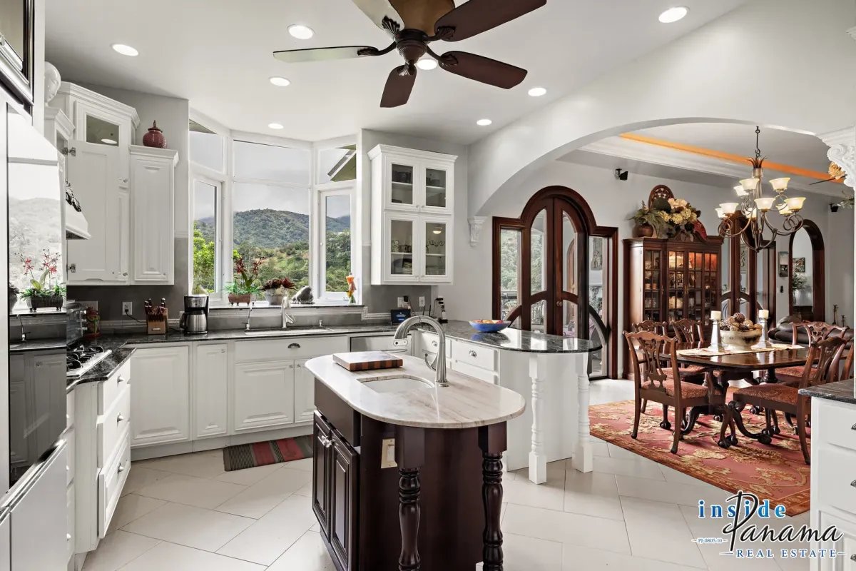 Sophisticated Mountain House in The Springs Palo Alto Boquete