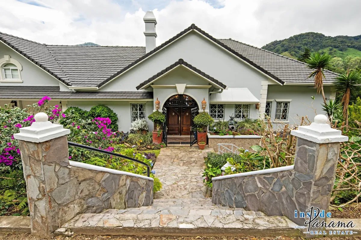 Sophisticated Mountain House in The Springs Palo Alto Boquete