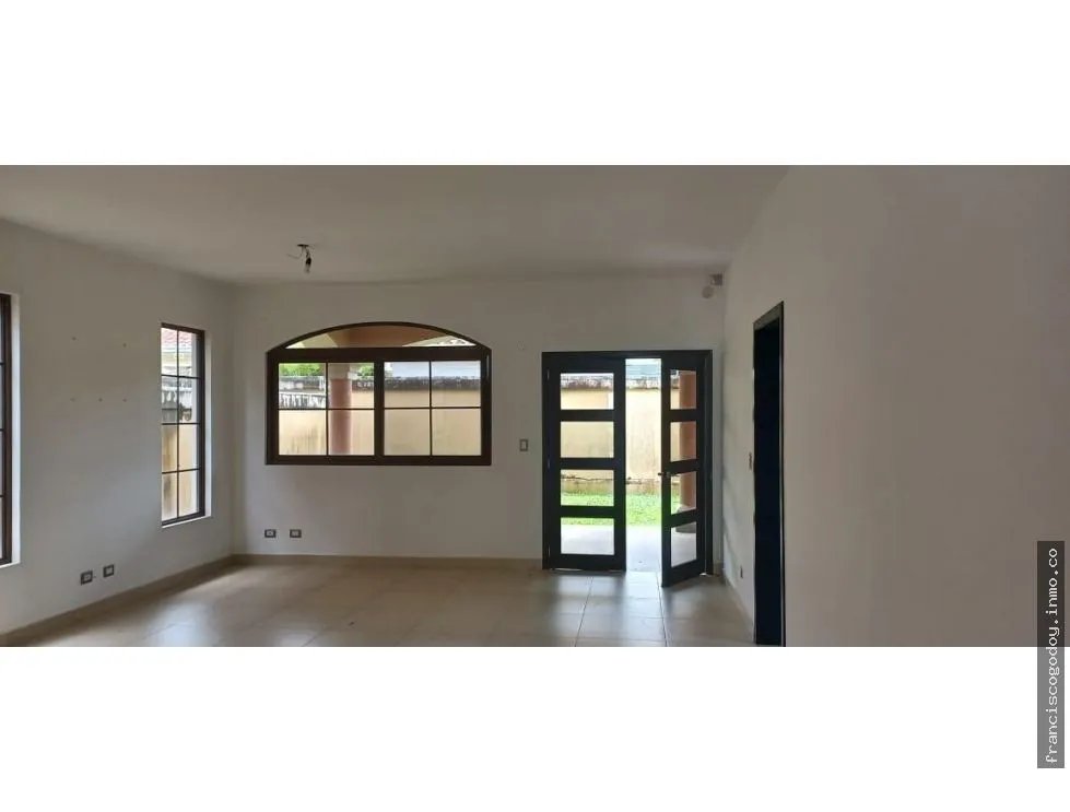 Casa à Venda