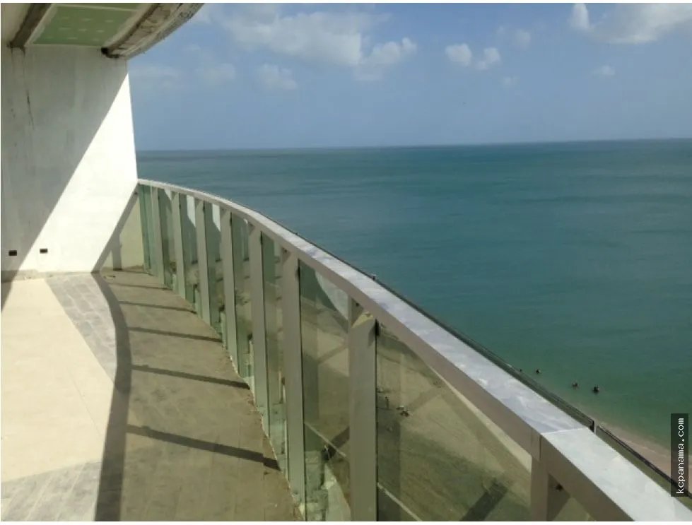SE VENDE APARTAMENTO FRENTE AL MAR EN PH OCEAN WAVES GORGONA