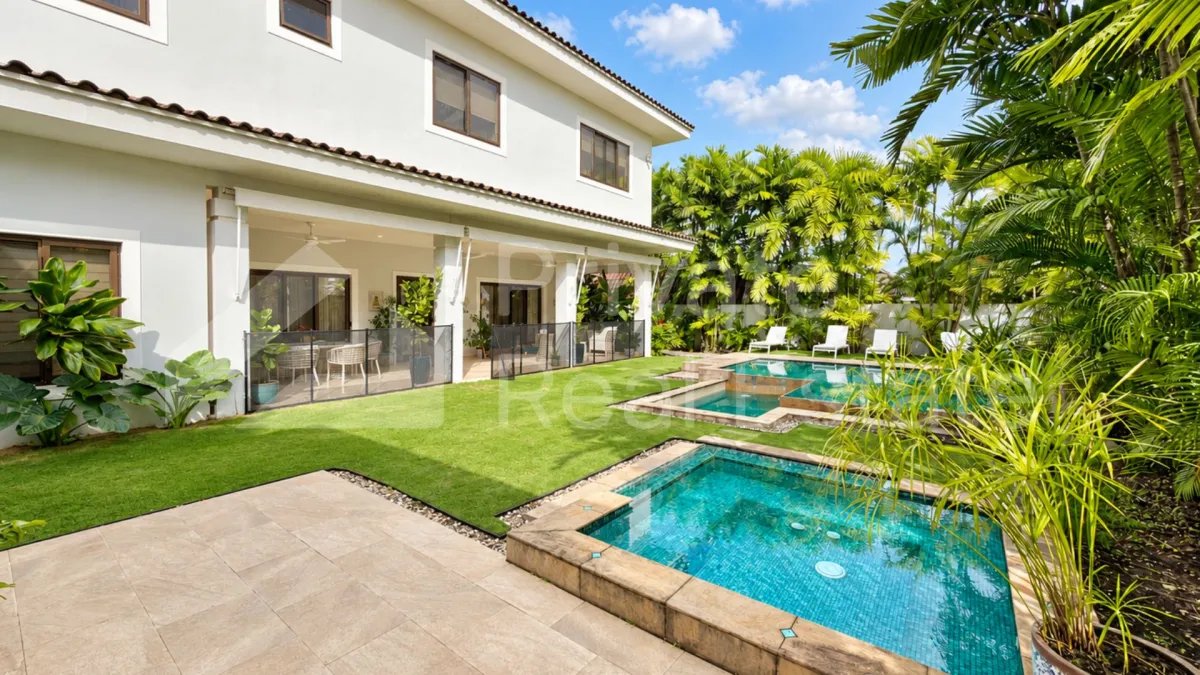 Casa à Venda em Costa Del Este