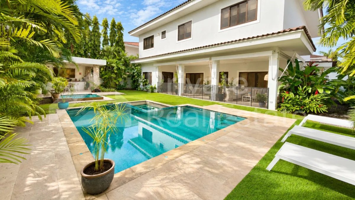 Casa à Venda em Costa Del Este