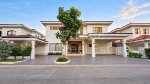 4-Bedroom Single-Family Home in Costa del Este, Toscana