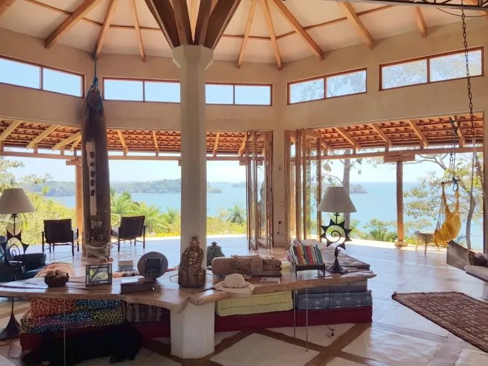 Belleza absoluta: casa con piscina y playa privada con vistas al oc