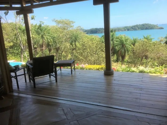 Belleza absoluta: casa con piscina y playa privada con vistas al oc